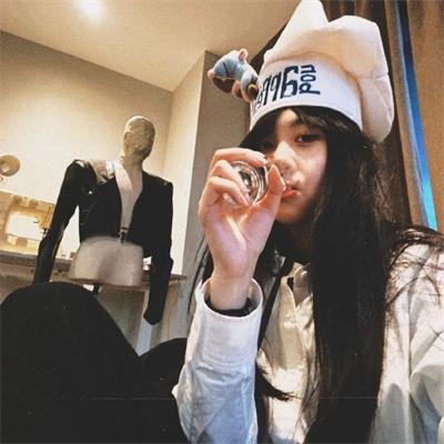 戴流苏耳环的少女